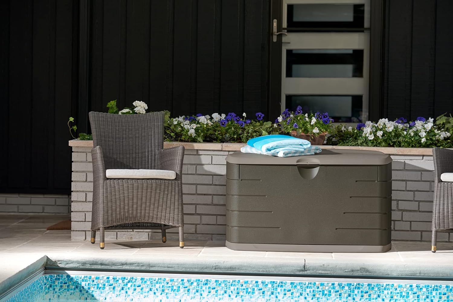 Rubbermaid Medium Resin Outdoor Storage Deck Box (73 Gal), Weather Resistant, Brown, Deck Organization for Home/Backyard/Pool Chemicals/Toys/Garden Tools/Porch/Patio Cushions